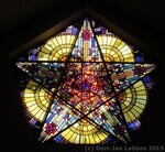 Pentagram, het grote glas-in-loodraam boven het altaar.
              <br/>
              Gert-Jan Lobbes, 2015